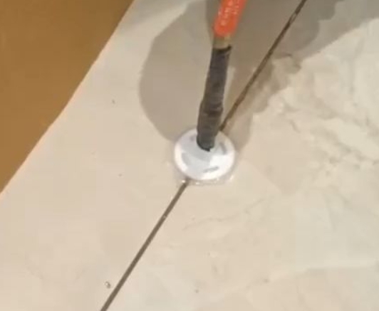 仁化瓷砖空鼓维修公司专业解答瓷砖在铺贴过程中，如果没有涂抹均匀到位的粘结材料（如水泥砂浆或瓷砖胶），可能会导致以下问题