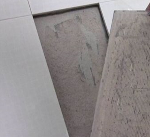 仁化瓷砖空鼓维修公司分享瓷砖铺贴时如果打浆（即涂抹在瓷砖背面和基层上的砂浆或瓷砖胶）过少，会带来以下问题